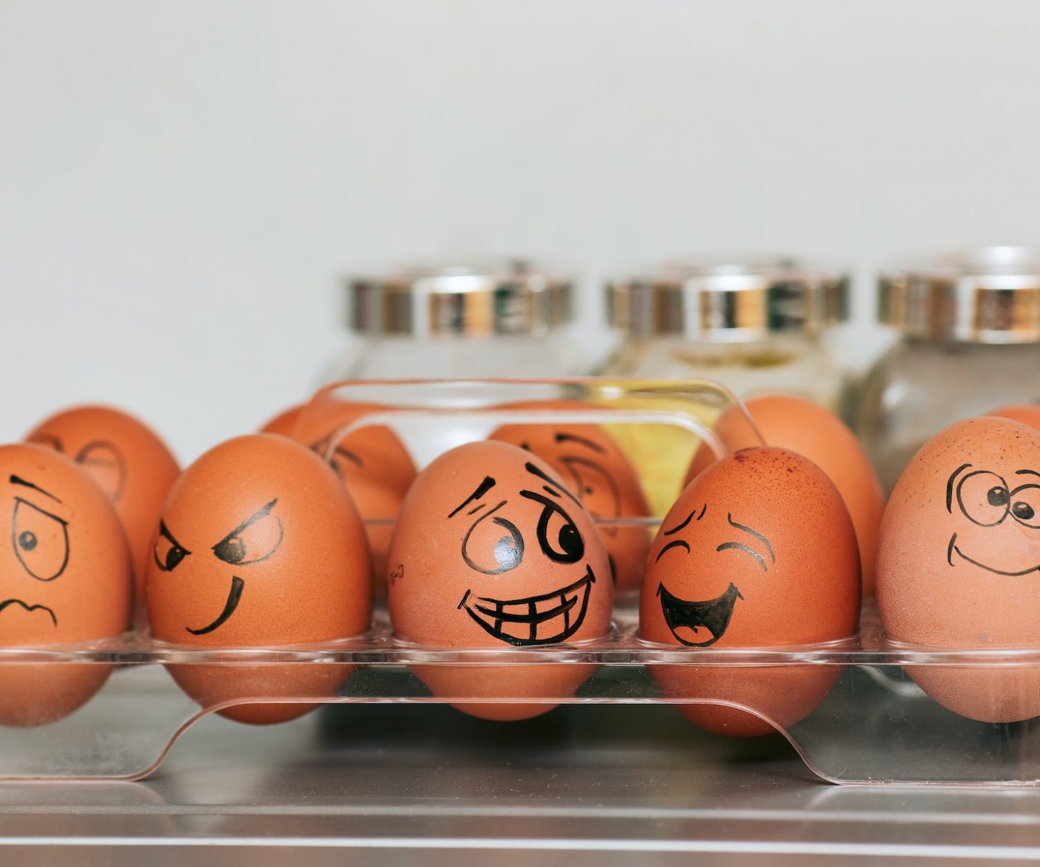 Eier mit aufgemalten Gesichtern